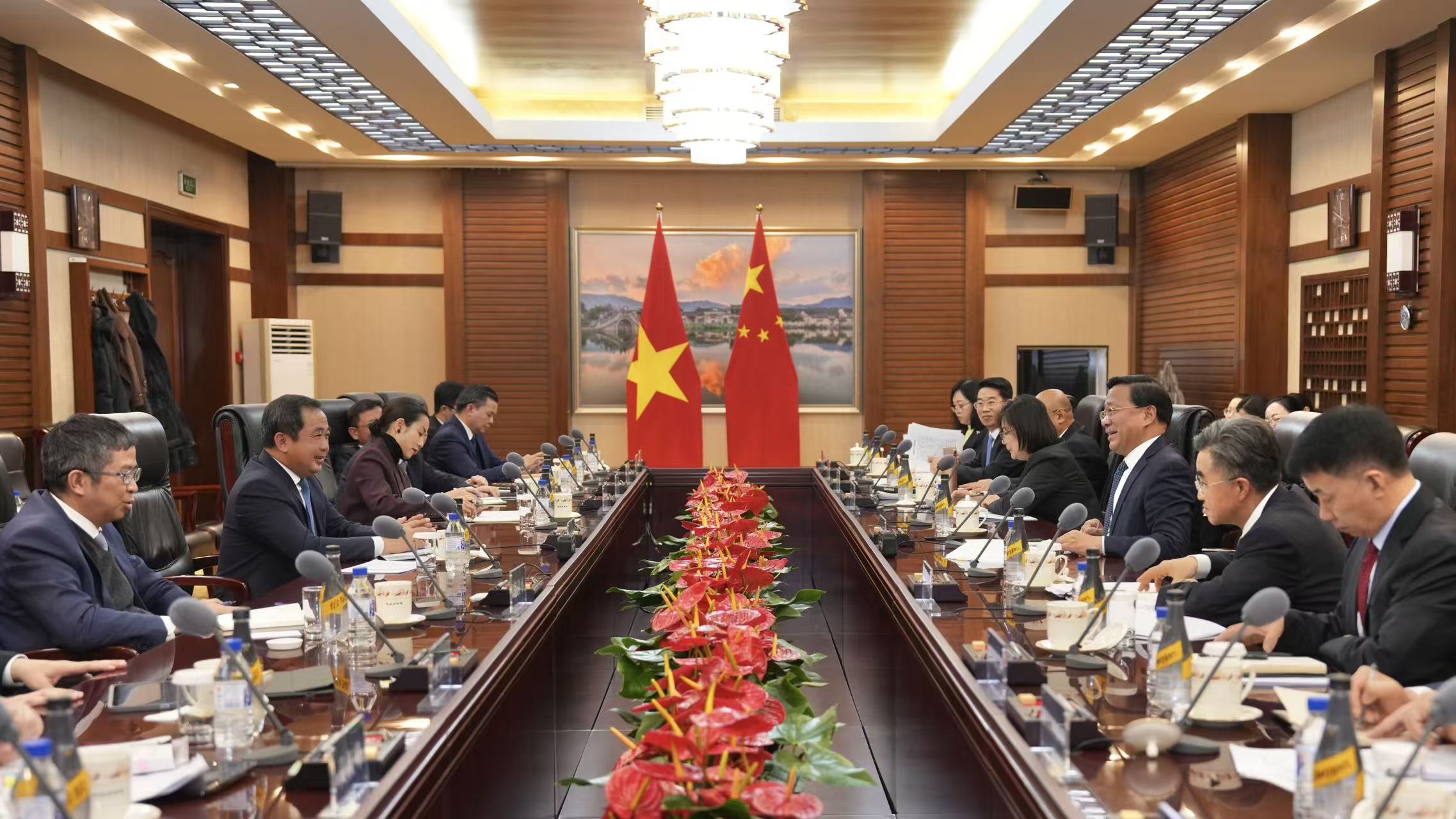 20251128 韩俊会见越南农业与环境部部长陈德胜.jpg