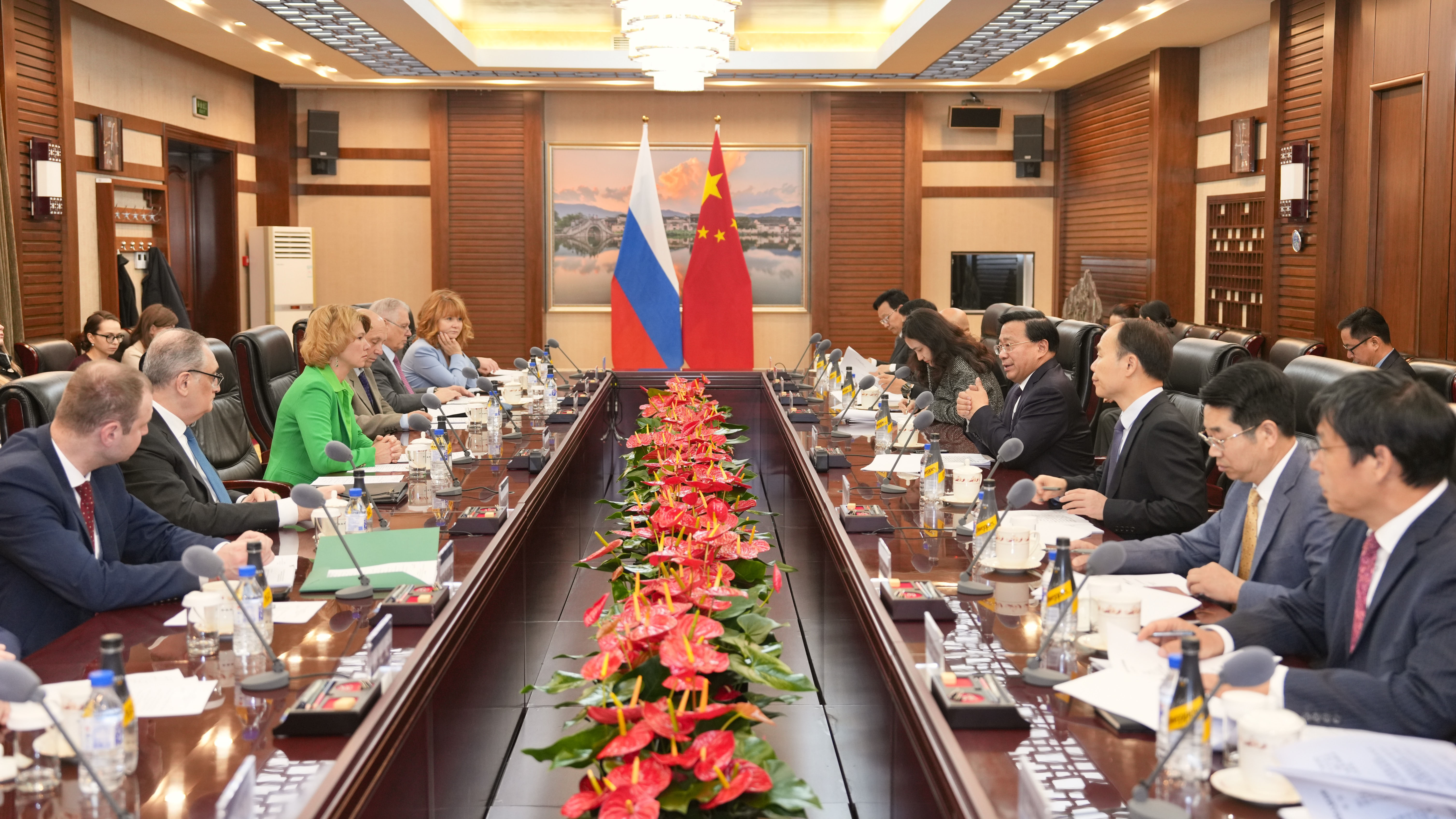 20251031 韩俊会见俄罗斯联邦农业部部长奥克莎娜·卢特.jpg