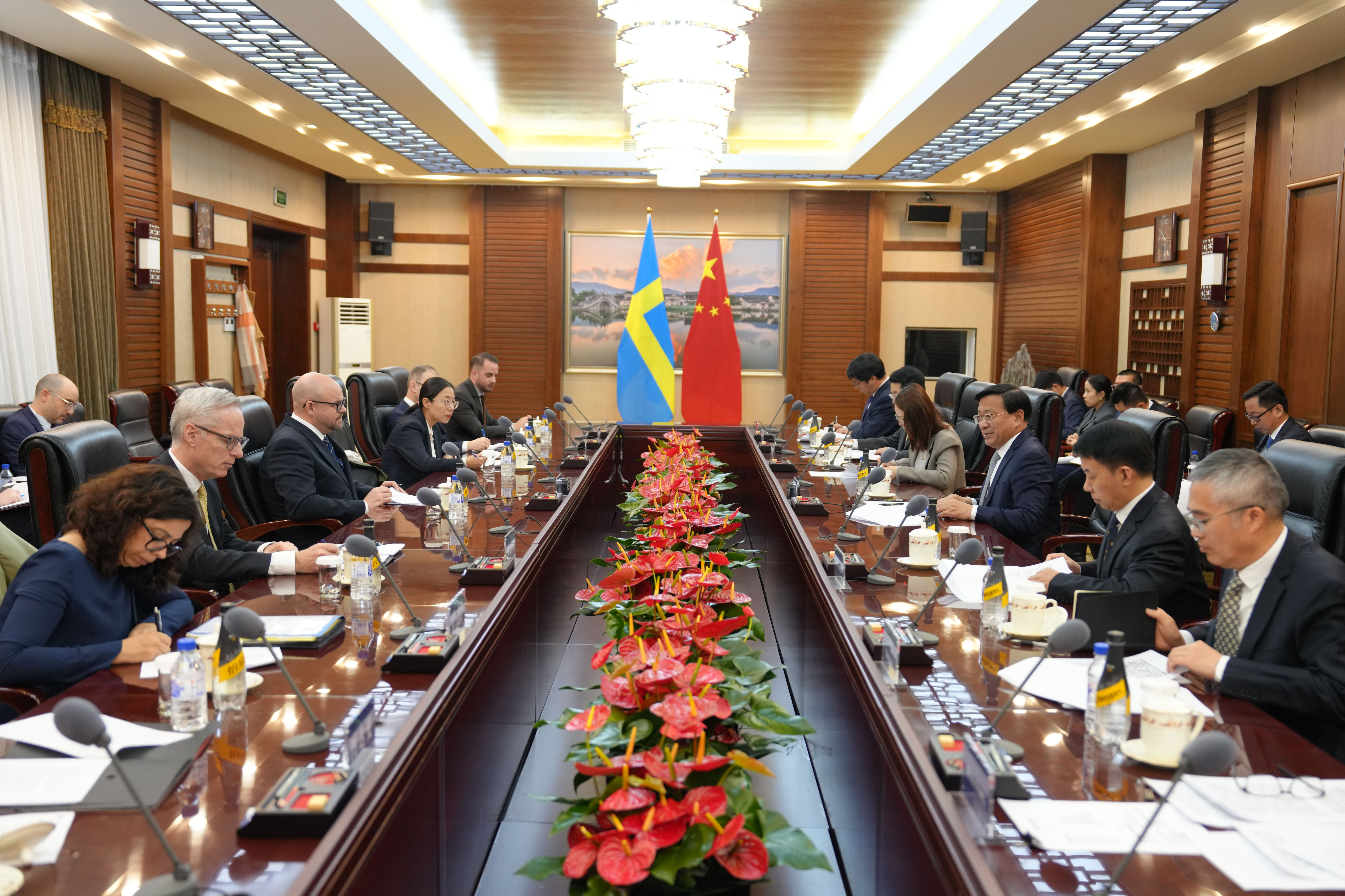 20251107 韩俊会见瑞典农村事务部部长.jpg