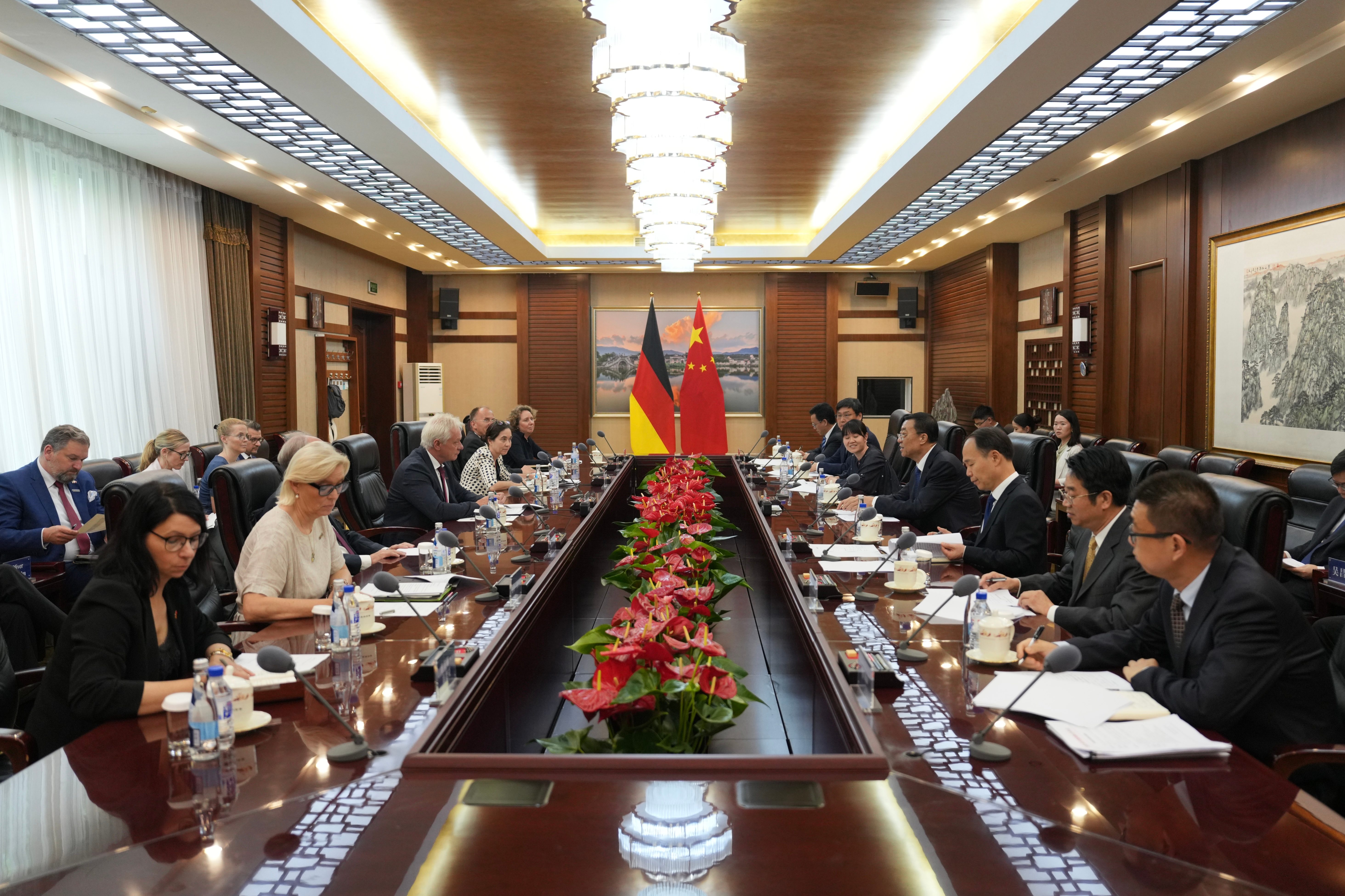 20260618 张柱会见德国联邦农业、食品和国土部部长.jpg